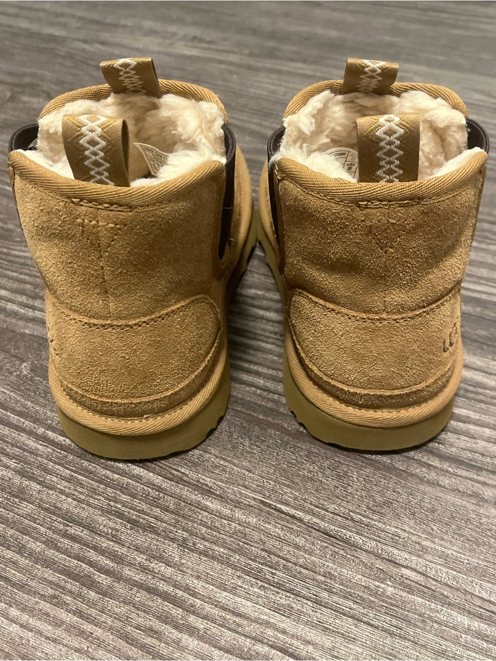 UGG Kids Neumel Chelsea Boots Chestnut Size 4 Excellent Condition - Picture 3 of 7